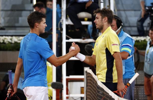 Zwei Tennisspieler schütteln sich nach einem Match die Hände.