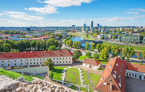 Ein Blick auf Vilnius mit dem Fluss Neris und modernen Gebäuden im Hintergrund.
