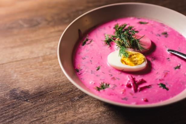 Eine Schüssel mit kalter Rote-Bete-Suppe, garniert mit Ei und Dill.