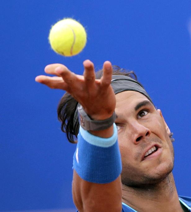 Rafael Nadal wirft einen Tennisball zum Aufschlag hoch.