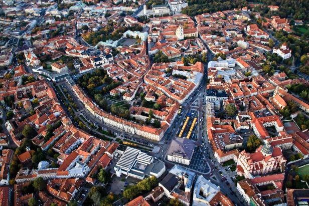 Luftaufnahme der Altstadt von Vilnius mit ihren roten Ziegeldächern.
