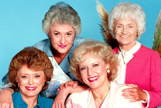 Die vier Hauptdarstellerinnen der Fernsehserie „Golden Girls“ posieren für ein Gruppenfoto.