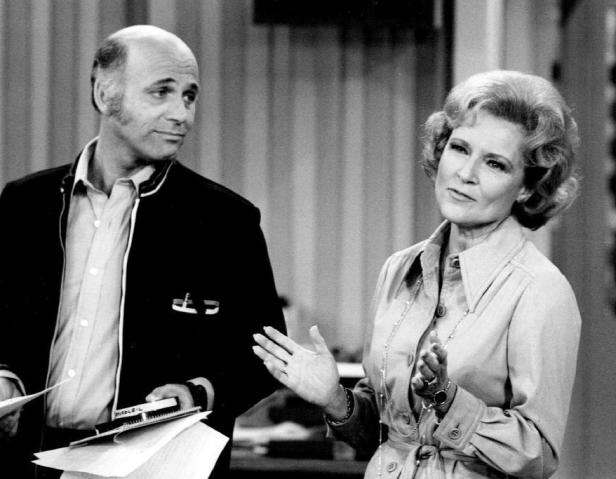 Dick Cavett und Betty White in einer Schwarzweißaufnahme.