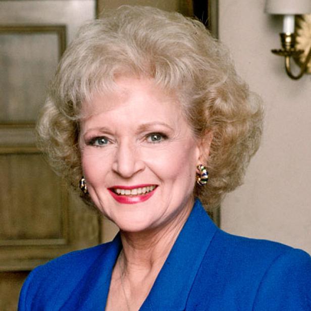 Ein Porträt der lächelnden Betty White in einem blauen Blazer.