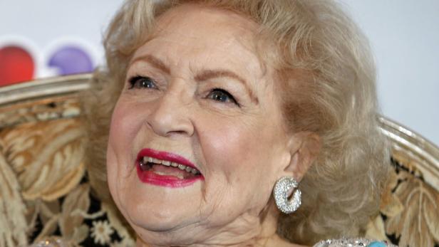 Nahaufnahme von Betty White, die lächelt und einen glitzernden Ohrring trägt.
