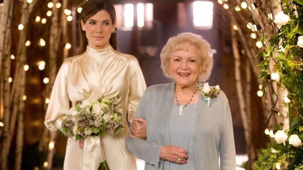 Sandra Bullock und Betty White in einer Szene aus dem Film „Selbst ist die Braut“.