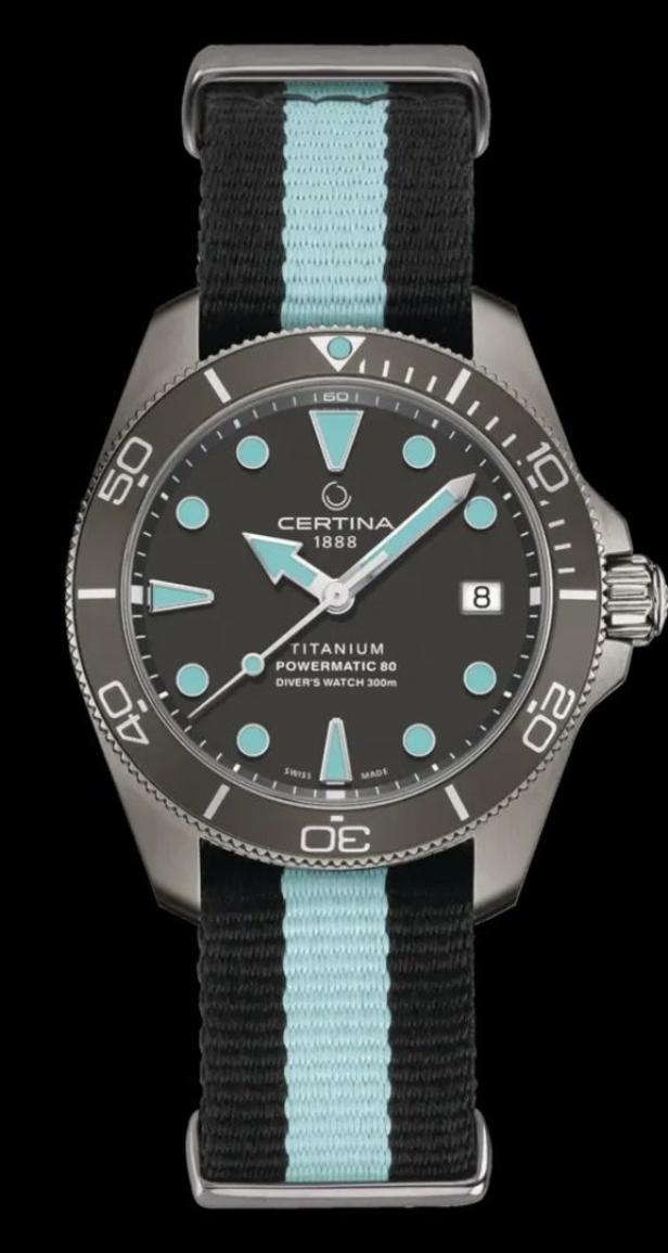 Die Certina „DS Action Diver“ mit einem schwarzen und hellblauen Armband.