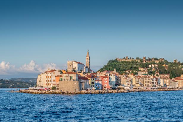 Piran, eine Küstenstadt in Slowenien, mit Blick auf das Meer.