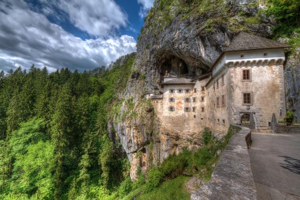 Burg Predjama, ein Schloss, das in eine Höhle gebaut wurde.