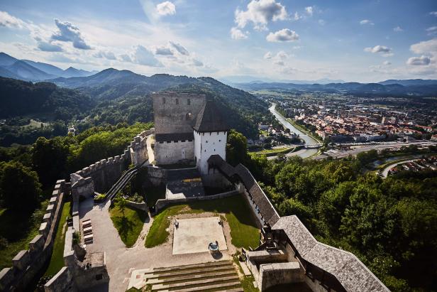Blick von der Burg Celje auf die Stadt Celje und die umliegende Landschaft.