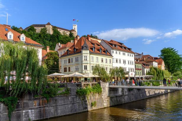 Blick auf die Altstadt von Ljubljana mit der Burg im Hintergrund.