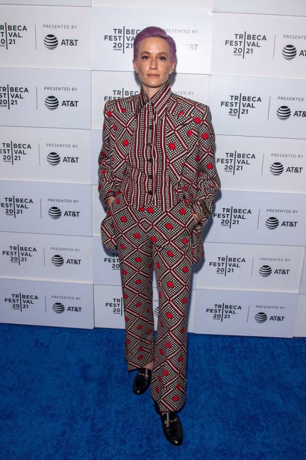 Megan Rapinoe in einem rot-weiß gemusterten Anzug bei einem Event des Tribeca Film Festivals 2021.