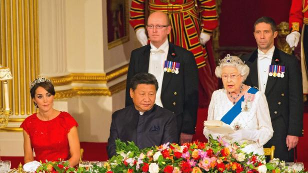 BRITAIN CHINA DIPLOMACY ROYALTY Königin Elisabeth II. und Kate Middleton bei einem Staatsbankett mit dem chinesischen Präsidenten Xi Jinping.