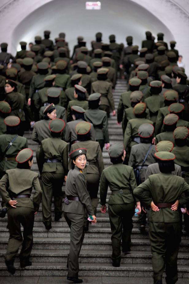 Eine große Gruppe nordkoreanischer Soldatinnen steigt eine Treppe hinauf.