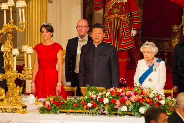 Königin Elisabeth II., Kate Middleton und Xi Jinping bei einem Staatsbankett im Buckingham Palace.