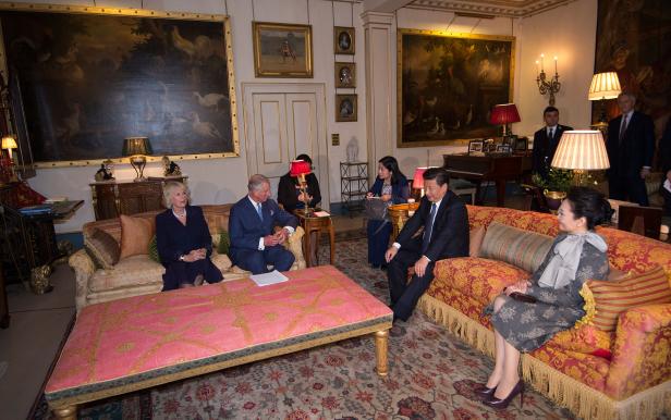 König Charles III. und Camilla empfangen Xi Jinping und seine Frau in einem eleganten Salon.