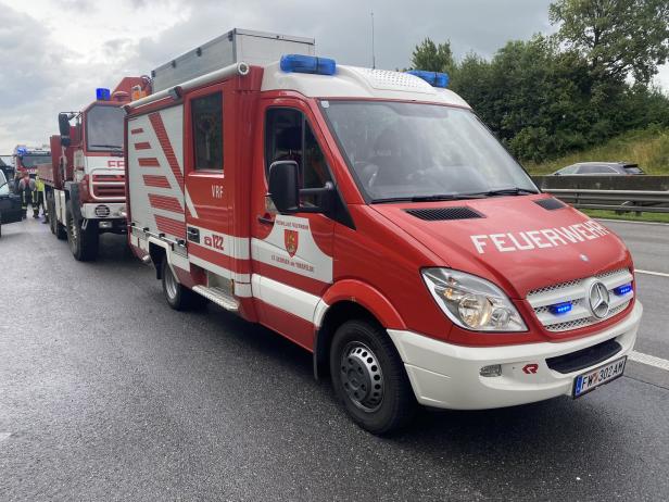 NÖ: Auto mit plattem Reifen auf dritter Autobahnfahrspur geparkt