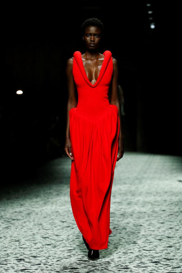 Ein Model präsentiert ein rotes Abendkleid von Bottega Veneta Herbst/Winter 2023/24.