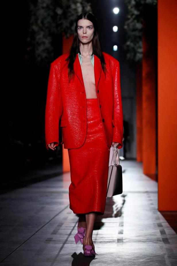 Ein Model in einem roten Prada-Anzug bei der Herbst/Winter-Modenschau 2023/24.