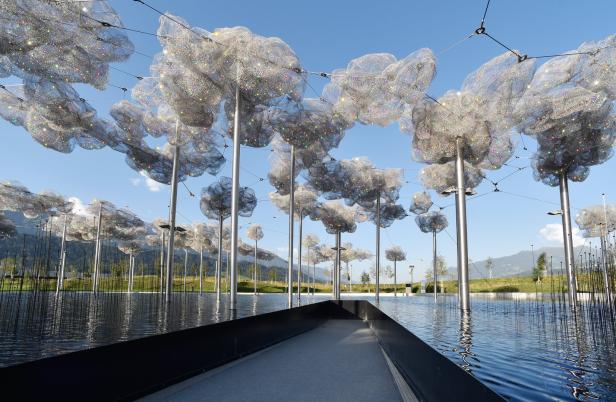Die Installation „Wolke“ von Soo Sunny Park im Swarovski Kristallwelten Park in Österreich.