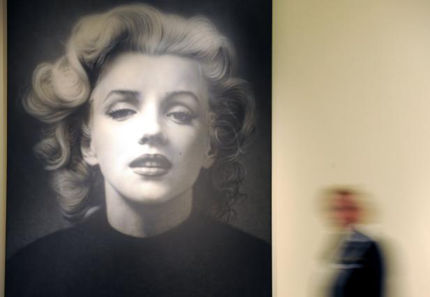 Ein Schwarz-Weiß-Porträt von Marilyn Monroe hängt an einer Wand.