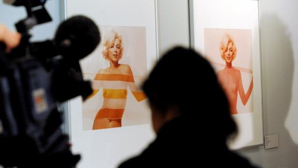 Zwei gerahmte Bilder von Marilyn Monroe in einer Kunstausstellung.