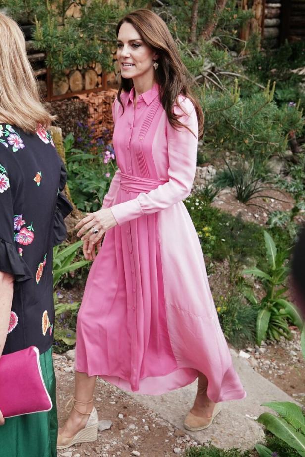 Kate Middleton trägt ein rosa Kleid bei einer Gartenveranstaltung.