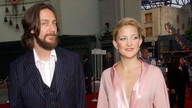 Kate Hudson und Chris Robinson posieren auf dem roten Teppich.