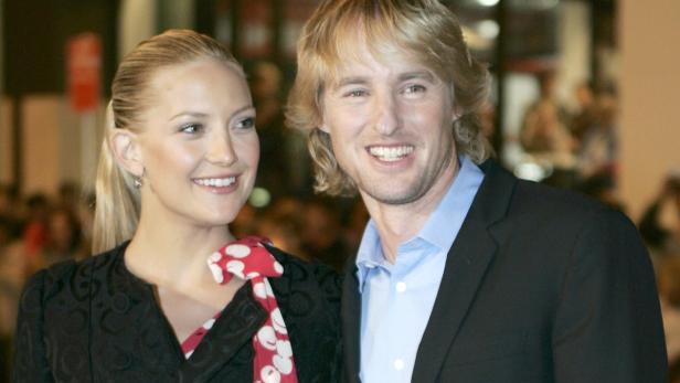Kate Hudson und Owen Wilson posieren lächelnd nebeneinander.