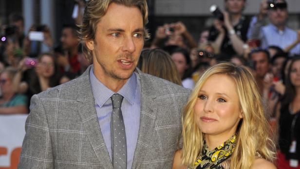 Dax Shepard und Kristen Bell posieren zusammen vor einer Menschenmenge.