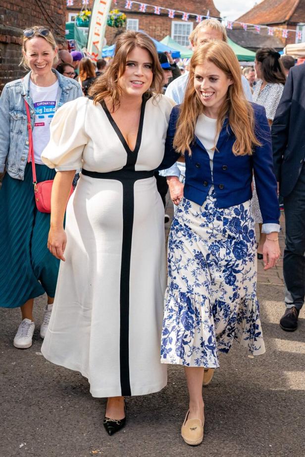 Prinzessin Eugenie und Prinzessin Beatrice besuchen eine Veranstaltung im Freien.