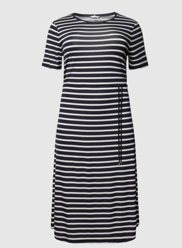 Ein blau-weiß gestreiftes Kleid mit einem Bindegürtel.