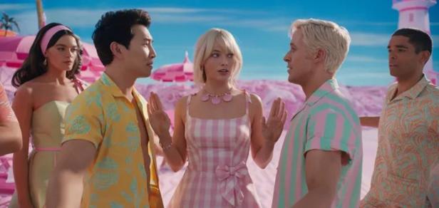 Margot Robbie und Ryan Gosling in ihren Rollen als Barbie und Ken am Strand.