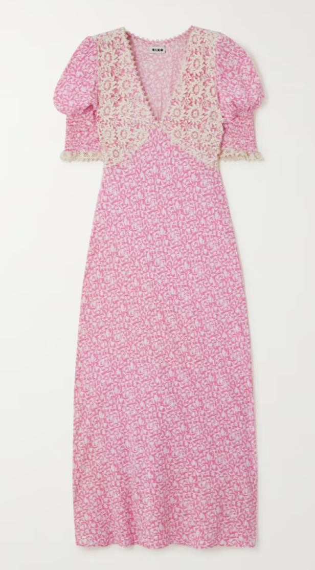 Ein rosa-weißes Midikleid mit Puffärmeln und Spitzenbesatz.