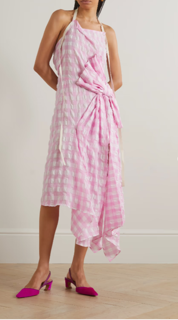 Asymmetrisches Neckholder-Kleid.