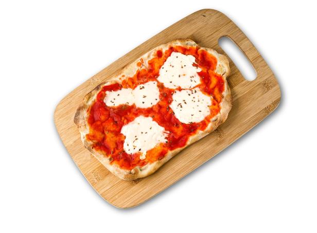 Eine Pizza Romana mit Tomatensoße und Mozzarella auf einem Holzbrett.