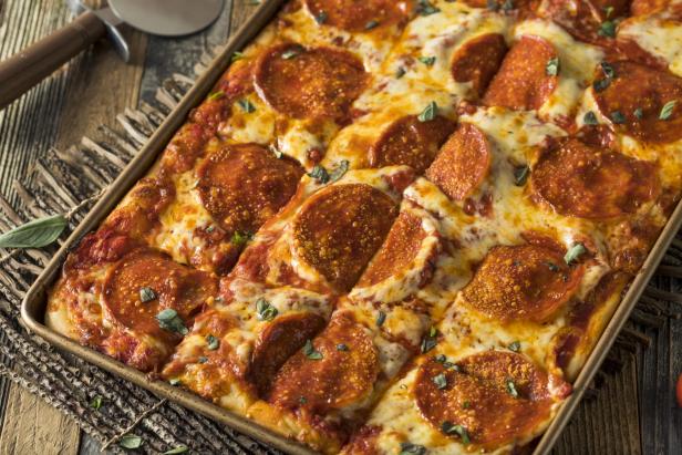 Eine hausgemachte Salami-Pizza im sizilianischen Stil.