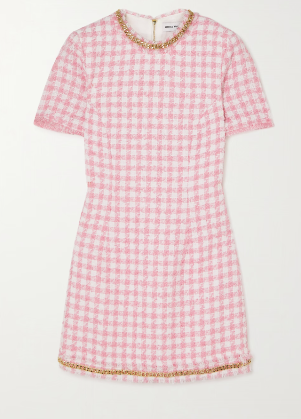 Ein rosa-weißes Minikleid mit Karomuster und goldenen Kettenverzierungen.