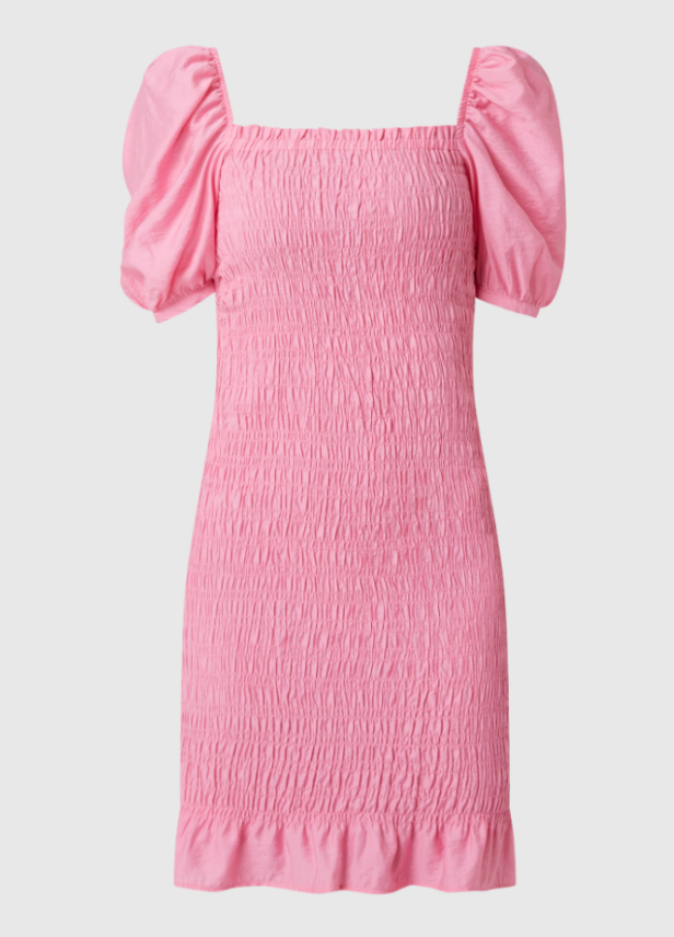 Ein kurzes, rosa Kleid mit Puffärmeln und gerafftem Stoff.