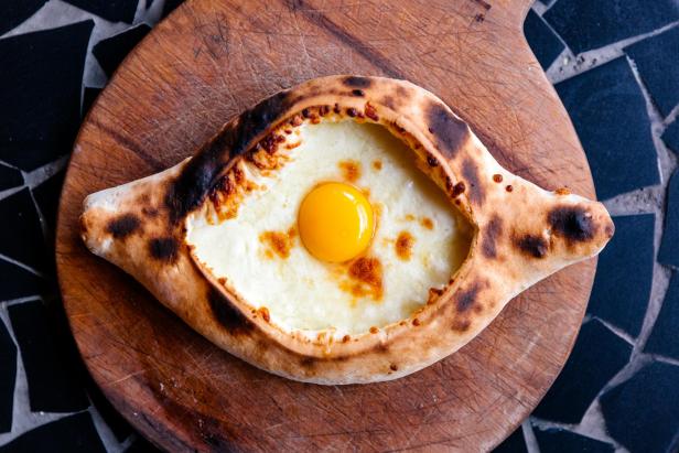 Direkt von oben gesehen: Khachapuri, ein traditionelles georgisches Gebäck mit Käse und Ei.