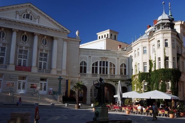Das Jubiläums-Stadttheater in Wiener Neustadt mit einem Café im Freien.