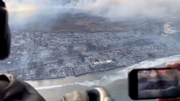 Hawaii in Flammen: Helikopterflug über betroffenen Gebieten 