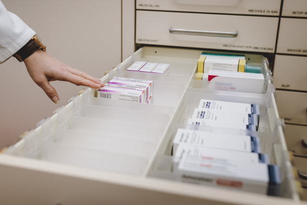 ++ THEMENBILD ++ SALZBURG: MEDIKAMENTENENGPASS/MEDIKAMENTE/APOTHEKE/ARZNEIMITTEL