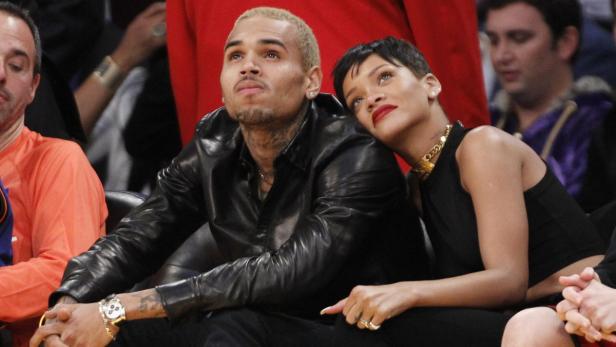 Rihanna lehnt ihren Kopf an Chris Browns Schulter, während beide nach oben schauen.