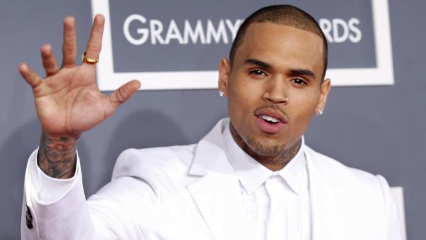 Chris Brown in einem weißen Anzug bei den Grammy Awards.