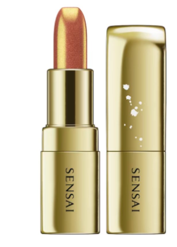 Ein goldener Lippenstift der Marke Sensai mit geöffneter Kappe.