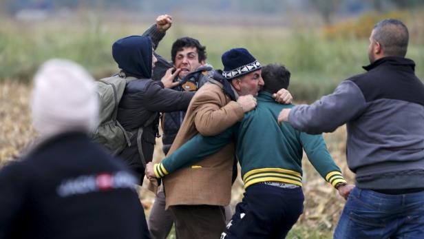 Eine Gruppe von Männern ist in eine Auseinandersetzung verwickelt.