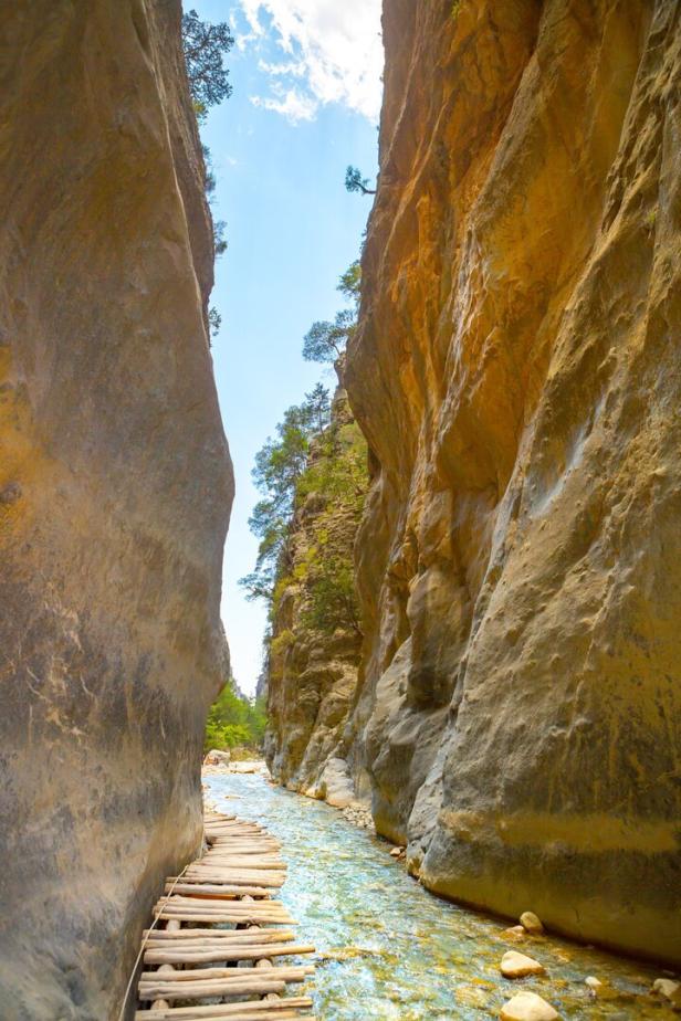 Die Samaria-Schlucht auf Kreta mit einem Holzsteg über einen Fluss.
