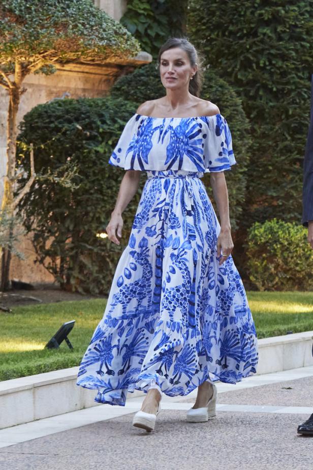 Königin Letizia in einem blau-weißen Kleid mit floralem Muster.