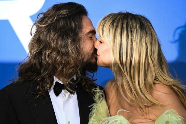 Heidi Klum und Jason Momoa küssen sich.